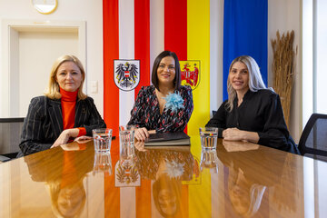 Landtagsabgeordnete Rita Stenger, Landeshauptmann-Stellvertreterin Astrid Eisenkopf und Kerstin Altenburger, alleinerziehende Mutter von 4 Kindern aus Sankt Andrä am Zicksee