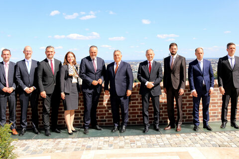 Die burgenländische und ungarische Delegation: Herbert Oschep, Büroleiter des Landeshauptmannes, Landesamtsdirektor Ronald Reiter, Landesrat Heinrich Dorner, Elisabeth Ellison-Kramer, Botschafterin von Österreich in Budapest, Landeshauptmann Hans Peter