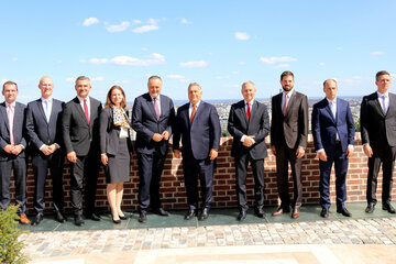 Die burgenländische und ungarische Delegation: Herbert Oschep, Büroleiter des Landeshauptmannes, Landesamtsdirektor Ronald Reiter, Landesrat Heinrich Dorner, Elisabeth Ellison-Kramer, Botschafterin von Österreich in Budapest, Landeshauptmann Hans Peter