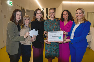 Martina Knartz, BSc, Leiterin des Referats Frauen, Antidiskriminierung und Gleichbehandlung, DIin Elke Szalai, MA, wissenschaftliche Mitarbeiterin im Department Soziales der Hochschule Burgenland, Prof.in (FH) Mag.a (FH) Dr.in Sabrina Luimpöck, BA, Leiterin der Stabsstelle Gender und Diversity der Hochschule Burgenland, Landeshauptmann-Stellvertreterin Anja Haider-Wallner, Kabarettistin Antonia Stabinger und Frauenlandesrätin Mag.a (FH) Daniela Winkler.