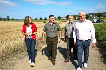 Landeshauptmann-Stellvertreterin Anja Haider-Wallner und Eisenstadts Bürgermeister LAbg. Thomas Steiner besuchten gemeinsam mit Josef Klampfer und Stefan Kaiser das Entsiegelungsprojekt bei Kleinhöflein