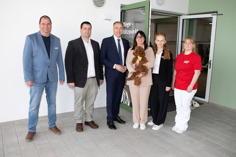 Vizebürgermeister Johannes Pfeffer, Bürgermeister Marc Hoppel, Soziallandesrat Dr. Leonhard Schneemann, Caritas Burgenland-Direktorin Mag. Melanie Balaskovics, MA mit ihrem Hund, Pflegeleiterin DGKP (Diplomierte Gesundheits- und Krankenpflegerin) Petra Hufnagel, MSc (Bereichsleitung Betreuung & Pflege, Caritas Burgenland) und Stützpunktleiterin DGKP (Diplomierte Gesundheits- und Krankenpflegerin) Eva Maria Ellmer (v.l.) in Grafenschachen.