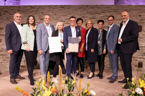 Landeshauptmann Hans Peter Doskozil (rechts im Bild), Landeshauptfrau Johanna Mikl-Leitner (4.v.r) und Landeshauptmann-Stellvertreterin Astrid Eisenkopf mit der Delegation aus Neutal, die den dem Dorferneuerungspreis in der Kategorie „Gold“ entgegennahm.