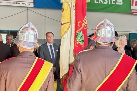 Landesrat Dr. Leonhard Schneemann beim Festakt zur Segnung und Übergabe des Wechselladerfahrzeuges mit Kran für die Freiwillige Feuerwehr Jennersdorf.