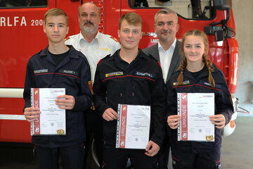 Feuerwehrreferent Landesrat Mag. Heinrich Dorner und Landesfeuerwehrkommandant LBD Ing. Franz Kropf mit den Jungfeuerwehrleuten Tobias Pauser, Luca Schimetits und Lena Freiler, die das Feuerwehrjugendleistungsabzeichen bereits verliehen bekamen.