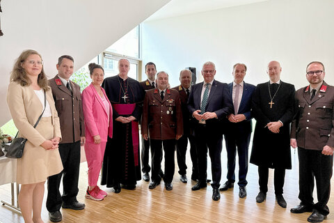 Diözesanbischof Ägidius J. Zsifkovics, LR Dr. Leonhard Schneemann, LH-Stiv.in Anja Haider-Wallner, Eisenstadts Bürgermeister LAbg. Mag. Thomas Steiner, Vizebürgermeisterin Charlotte Toth-Kanyak, MEd, Vizebürgermeister István Déli, BA, Reinhold Hübner, Bezirksfeuerwehrkommandant Stadt Eisenstadt, und sein Stellvertreter Rainer Schwarz bei den Feuerwehrehrungen.