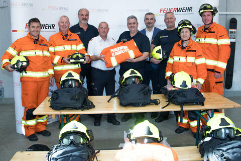Landesrat Mag. Heinrich Dorner (4. von rechts) und Landesfeuerwehrkomandant LBD Ing. Franz Kropf sowie Mitglieder des Flugdienstes Burgenland der Feuerwehr anlässlich der Übergabe neuer Schutzbekleidung für die Flughelferinnen und Flughelfer.