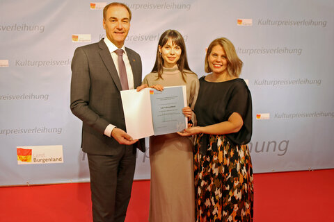Laura Schodidtsch erhielt von Mag.a Claudia Priber und Landesrat Dr. Leonhard Schneemann die Auszeichnung.