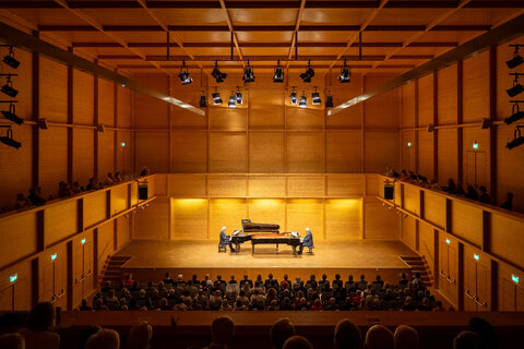 Große Jubiläumsgala mit vielen Gratulantinnen und Gratulanten, wie Landeshauptmann Hans Peter Doskozil,  zum 40-jährigen Bühnenjubiläum von Johannes und Eduard Kutrowatz.