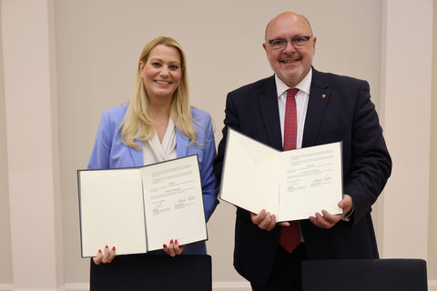 Landesrätin Daniela Winkler und Rudolstadts Bürgermeister Jörg Reichl präsentieren den unterzeichneten Partnerschaftsvertrag.
