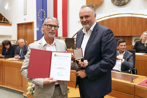 Landeshauptmann Hans Peter Doskozil verleiht Mag. Michael Datlinger das Ehrenzeichen des Landes Burgenland.