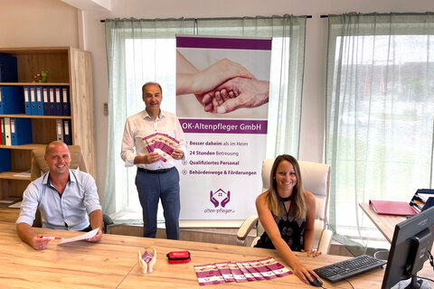 Landesrat Leonhard Schneemann überzeugte sich selbst von den hohen Ausbildungsstandards, die die OK-Altenpfleger Agentur in Oberwart mit einer Pflegeakademie etablieren möchte, am Foto: GF Thomas Oswald, LR Leonhard Schneemann, Jaqueline Oswald