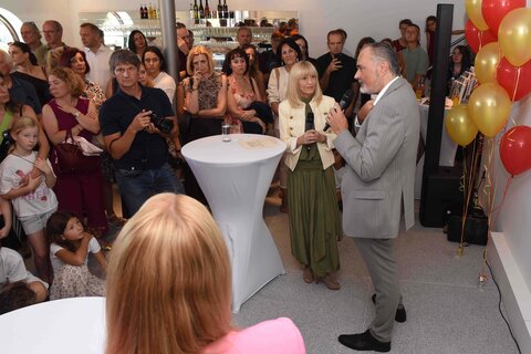 Landeshauptmann Hans Peter Doskozil bei der Eröffnung von STAUNINO im Alten Kino in Mörbisch.