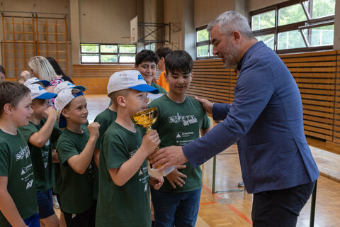 Landesrat Heinrich Dorner beglückwünscht die Schüler*innen aus Oberwart zum Sieg im Landesfinale der Safety Tour 2024.