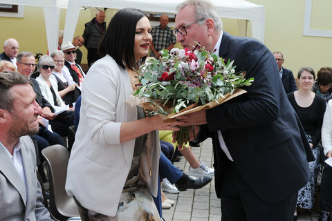 Bürgermeister Roman Zehetbauer übergab LH-Stv.in Mag.a Astrid Eisenkopf einen Blumenstrauß