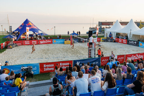 Das See Opening 2025 im Burgenland hat einmal mehr seine Bedeutung als Saisonauftakt unter Beweis gestellt. Trotz durchwachsenen Wetters am ersten Wochenende und eines verregneten Sonntags zum Abschluss genossen heuer wieder mehr als 45.000Besucher:innen das vielfältige Programm und die einzigartigen Kulissen des Neusiedler Sees und Neufelder Sees.