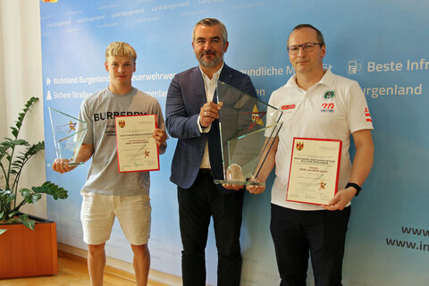 Sportlandesrat Mag. Heinrich Dorner mit mit Fußballprofi Matthias Braunöder (l.) und dem Sportschützen Richard Zechmeister (r.).