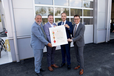 Oberwarts Bezirkshauptmann Wirklicher Hofrat (WHR) Mag. Peter Bubik, Bürgermeister Dipl.-Ing. (FH) Wolfgang Koller, Landesrat Dr. Leonhard Schneemann und GVV Burgenland-Präsident (Verband sozialdemokratischer Gemeindevertreter) Erich Trummer (v.l.) mit der Ernennungsurkunde zur Marktgemeinde Kemeten.