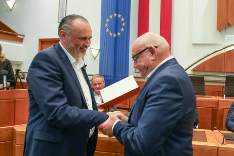 Landeshauptmann Hans Peter Doskozil übergab Kammerschauspieler Wolfgang Böck die Urkunde zur Ernennung