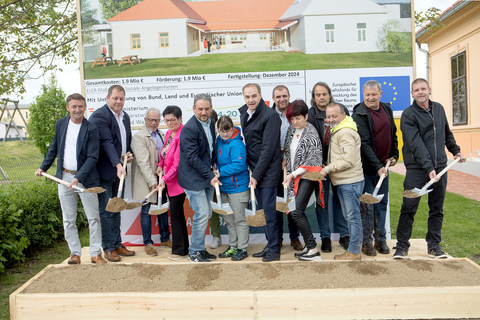 Landesrat Dr. Leonhard Schneemann (7.v.r.) mit vamos-Obmann Mag. Gerhard Kuich (3.v.l.), Geschäftsführer Rene Höfer, MBA (5.v.l.), Vizebürgermeister Christoph Kovacs (6.v.r.) und weiteren Gemeindevertreter*innen sowie des Vorstandes von vamos und den Bau-ausführenden Firmen.