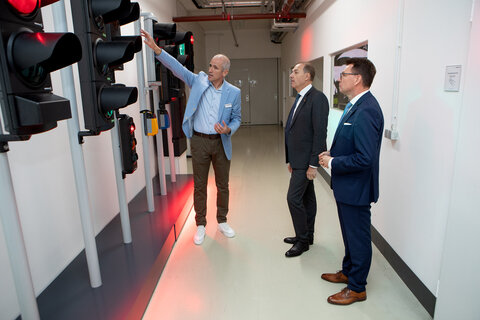 SWARCO FUTURIT-Managing Director Krizaj Matej mit Wirtschaftslandesrat Dr. Leonhard Schneemann und Neutals Bürgermeister Erich Trummer.