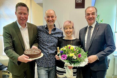 Wirtschaftslandesrat Dr. Leonhard Schneemann bei seinem Besuch im Frisörsalon von Elke Plank in Schattendorf anlässlich des 30-jährigen Betriebsjubiläums (v.l.): Bürgermeister Thomas Hoffmann, Werner Plank, Elke Plank und Wirtschaftslandesrat Leonhard Schneemann