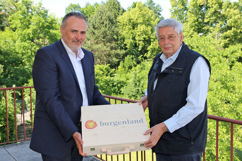 Landeshauptmann Hans Peter Doskozil überreichte Hofrat Gerald Schlag zu dessen 80. Geburtstag ein Weinpräsent