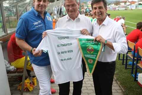 Landesrat Christian Illedits (r.) und Landtagsabgeordneter Christian Drobits (l.) mit dem Obmann des SC Pinkafeld, Karl Hirt (Mitte).