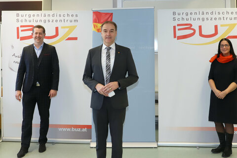 Landschaftsgärtner Sascha Fietz, BUZ-Neutal-Geschäftsführer Christian Vlasich, Landesrat Dr. Leo Schneemann, AMS-Oberpullendorf-Leiterin Jutta Mohl und Anlehre-Absolvent Lukas Lechner, der nun in der Firma Kraftzwerg eine Lehre macht.