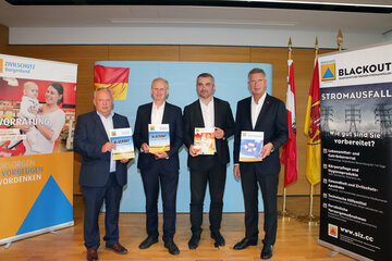 Infrastrukturlandesrat Mag. Heinrich Dorner präsentierte gemeinsam mit dem Präsidenten des Burgenländischen Zivilschutzverbandes, LAbg. Bürgermeister Erwin Preiner (2. v. r.), dem 2. LT-Präsidenten aD und 1. BZSV-Vizepräsidenten Ing. Rudolf Strommer (l.), und dem 2. BZSV-Vizepräsidenten LAbg. Ewald Schnecker (r.) den Tätigkeitsbericht 2019