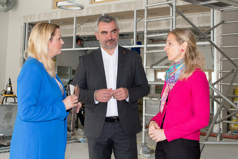 Bildungslandesrätin Daniela Winkler, CERAMICO-Geschäftsführerin und Schuldirektorin Anita Wolf und Infrastrukturlandesrat Heinrich Dorner machten sich ein Bild über den Baufortschritt des neuen Schülerheimes