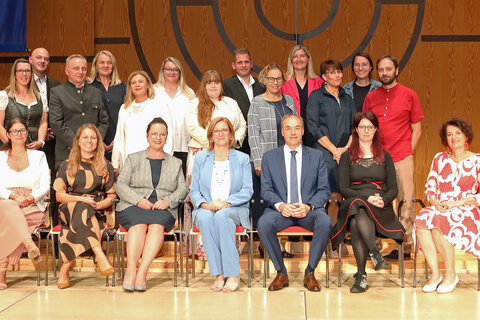 Gruppenbild mit allen Lehrerinnen und Lehrern sowie Direktorin Gabriele Ehrenhöfer (4.v.l., vorne) und Landesrat Leonhard Schneemann (3.v.r., vorne) nach der Verleihung der Diplome.
