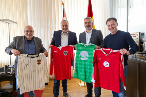 LH Hans Peter Doskozil und LR Heinrich Dorner mit den beiden Initiatoren der "Leiberl"-Ausstellung Peter Vukics (links) und Markus Kernal (rechts).