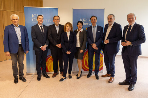(v.l.) med. GF Stephan Kriwanek, Prim. Rudolf Sigmund, Prim. Norbert Tatrai, Prim.a Birgit Janisch, ÄD Veronika Matzi, Prim. Günther C. Feigl, Landeshauptmann Hans Peter Doskozil, kaufm. GF Franz Öller.