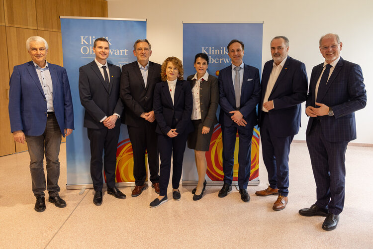 (v.l.) med. GF Stephan Kriwanek, Prim. Rudolf Sigmund, Prim. Norbert Tatrai, Prim.a Birgit Janisch, ÄD Veronika Matzi, Prim. Günther C. Feigl, Landeshauptmann Hans Peter Doskozil, kaufm. GF Franz Öller.