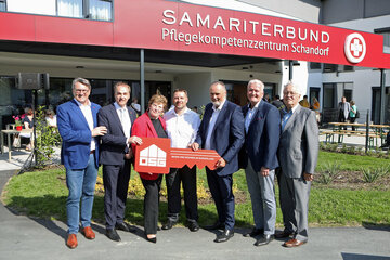 Landeshauptmann Mag. Hans Peter Doskozil (3.v.r.) und Landesrat Dr. Leonhard Schneemann (2.v.l.) vor dem neuen Samariterbund-Pflegekompetenzzentrum Schandorf mit OSG-Direktor Dr. Alfred Kollar, Dr. Christine Ecker, MBA, MAS (Arbeiter Samariter Bund Österreich, Leitung Geschäftsbereich Samariterbund Burgenland), Vizebürgermeister Werner Gabriel, Präsident des Österreichischen Samariter Bundes, Franz Schnabl und OSG-Aufsichtsrats-Vorsitzender DI Johann Schmidt (Oberwarter Siedlungsgenossenschaft) (v.l.).