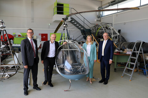 Abteilungsvorstand Dipl.Ing. Gerhard Probst, Bildungsdirektor Mag. Heinz-Josef Zitz, Bildungslandesrätin Mag.a (FH) Daniela Winkler und Direktor RegR AV Dipl.Ing. Viktor Selinger (v.l.) mit dem Hubschrauber in der HTL Eisenstadt.