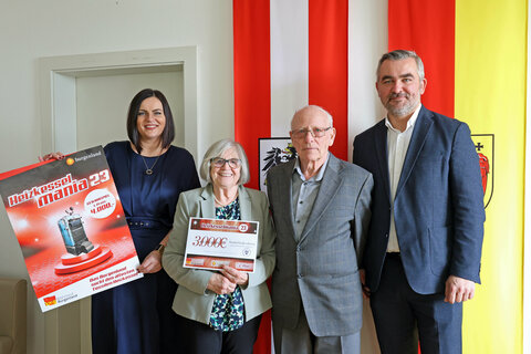 Landeshauptmann-Stellvertreterin Mag.a Astrid Eisenkopf und Landesrat Mag. Heinrich Dorner und Josef Gollner mit Gattin, die 3.000 Euro für den zweiten Platz gewannen.