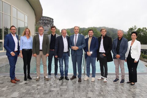 Wirtschaftslandesrat Leonhard Schneemann mit den zahlreichen Gästen bei der Eröffnung der Poollandschaft.