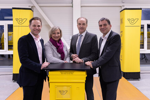 (v.l.) Matthias Unger (CEO Unger Steel Group), LAbg. Bürgermeisterin Claudia Schlager, Landesrat Dr. Leonhard Schneemann und PostAG Generaldirektor-Stellvertreter DI Peter Umundum bei der Eröffnungsfeier der Postbasis Mattersburg.