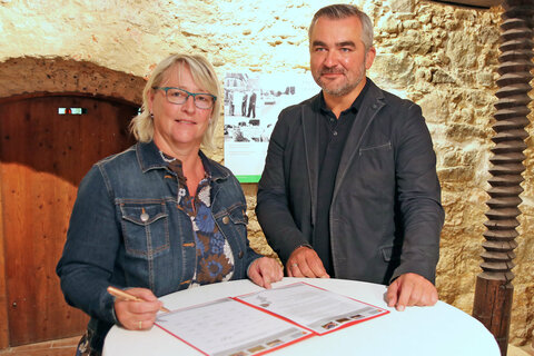 Bürgermeisterin Michaela Wohlfahrt (Podersdorf am See) bei der Unterzeichnung der Absichtserklärung zum neuen „REP“