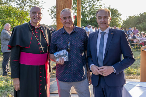 Bei der Segnung der Gedenkstätte in Deutsch Jahrndorf zur Erinnerung an den Bau des Südostwalls: (v.l.) Diözesanbischof Ägidius Zsifkovics, Künstler Daniel Bucur und Landesrat Leonhard Schneemann.