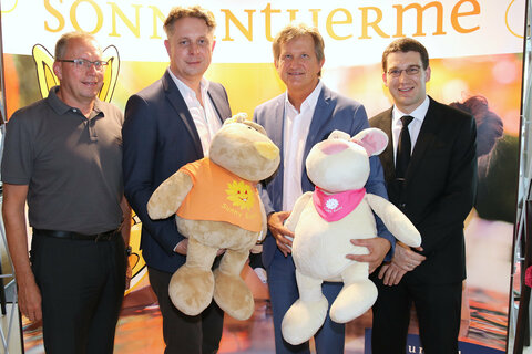 Wirtschaftslandesrat Alexander Petschnig mit Thermengeschäftsführer Werner Cerruti, Thermen-Marketingchef Hans Peter Filz und General Manager Peter Moser, Hotel Sonnenpark, und den Maskottchen der Sonnenthermen Sunny Bunny & Pinky Bunny