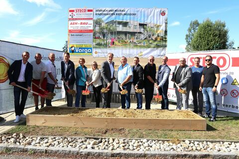 : Landesrat Leonhard Schneemann und Bürgermeister Wilfried Bruckner mit den verantwortlichen Gewerken beim Spatenstich zum neuen Kindergarten.