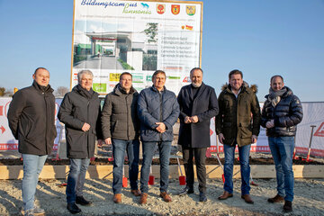 Beim Spatenstich zum Bildungscampus Pannonia (v.l.): Vizebürgermeister Ronald Muhr, Markt Neuhodis, Bürgermeister Joachim Radics, Markt Neuhodis, Vizebürgermeister Werner Gabriel, Schandorf, Bürgermeister Robert Marlovits, Schachendorf, LH Hans Peter Doskozil, Bürgermeister Bernhard Herics, MA, BA, Schandorf, und Vizebürgermeister Thomas Stefanits, Schachendorf