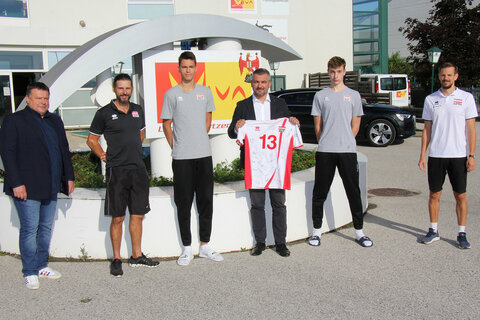 Landessportzentrum VIVA-Geschäftsführer Bernd Dallos, Trainer Markus Hirczy, Michael Czerwinski, hotVolleys Wien, Sportlandesrat Heinrich Dorner, Richard Hensel, hotVolleys Wien, und Sportdirektor Dr. Gottfried Rath, Österreichischer Volleyball Verband