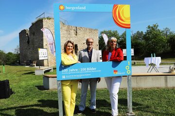 „100 Jahre Burgenland“: Bildungslandesrätin Daniela Winkler und Neusiedls Bürgermeisterin Elisabeth Böhm (v.l.)