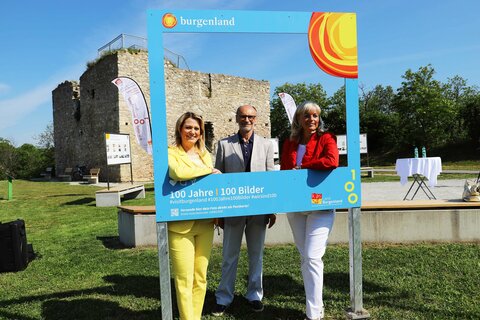 „100 Jahre Burgenland“: Bildungslandesrätin Daniela Winkler und Neusiedls Bürgermeisterin Elisabeth Böhm (v.l.)