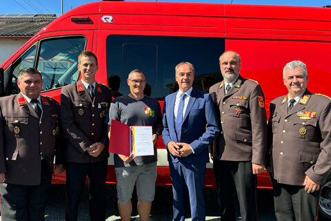 Die Freiwillige Feuerwehr Neuberg feierte ihr 100-jähriges Gründungsjubiläum mit der Segnung eines neuen Mehrzweckfahrzeuges (v.l.) Feuerwehrkommandant-Stellvertreter Werner Knor, Feuerwehrkommandant Harald Peischl-Knor, Zugskommandant Peter Kovacs, Landesrat Dr. Leonhard Schneemann, Landesfeuerwehrkommandant Franz Kropf, Landesfeuerwehrkommandant-Stellvertreter Martin Reidl.