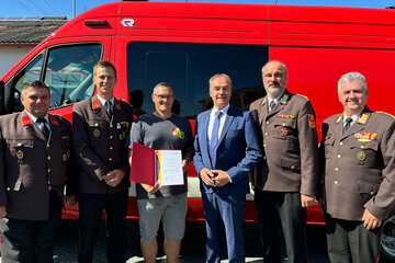 Die Freiwillige Feuerwehr Neuberg feierte ihr 100-jähriges Gründungsjubiläum mit der Segnung eines neuen Mehrzweckfahrzeuges (v.l.) Feuerwehrkommandant-Stellvertreter Werner Knor, Feuerwehrkommandant Harald Peischl-Knor, Zugskommandant Peter Kovacs, Landesrat Dr. Leonhard Schneemann, Landesfeuerwehrkommandant Franz Kropf, Landesfeuerwehrkommandant-Stellvertreter Martin Reidl.